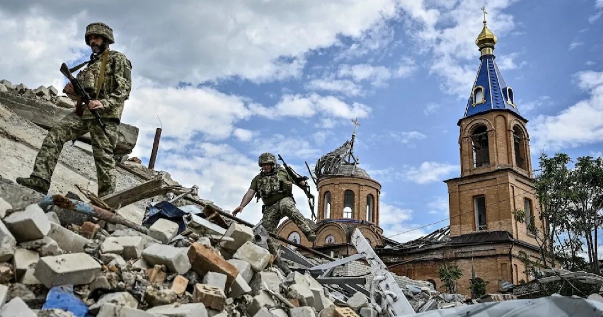 Bản đồ chiến sự Ukraine tại Avdiivka ngày 25/7. Trong đó, Nga kiểm soát phần màu đỏ, các mũi tên đỏ thể hiện hướng tấn công của họ, những khu vực màu đỏ đậm là nơi lực lượng Moscow mới giành được (Ảnh: Rybar).