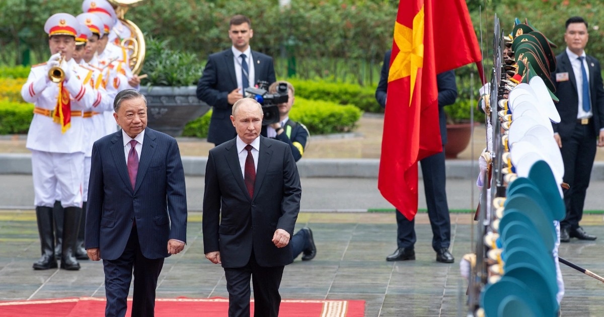 Chủ tịch nước Tô Lâm và Tổng thống Nga Vladimir Putin trong lễ đón cấp Nhà nước tại Phủ Chủ tịch (Ảnh: Mạnh Quân).
