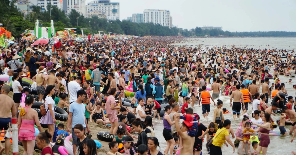 View - Biển Sầm Sơn ken đặc du khách dịp cuối tuần | Báo Dân trí