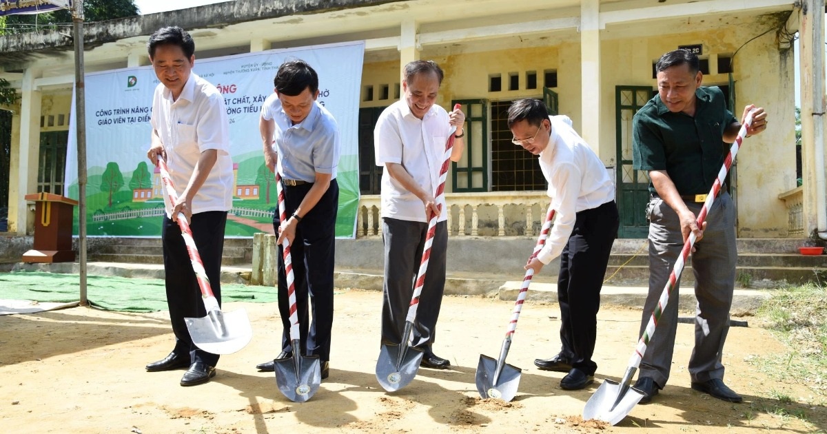 Nhà báo Nguyễn Xuân Toàn, Phó Tổng biên tập báo Dân trí phát biểu tại buổi lễ khởi công (Ảnh: Thanh Tùng).