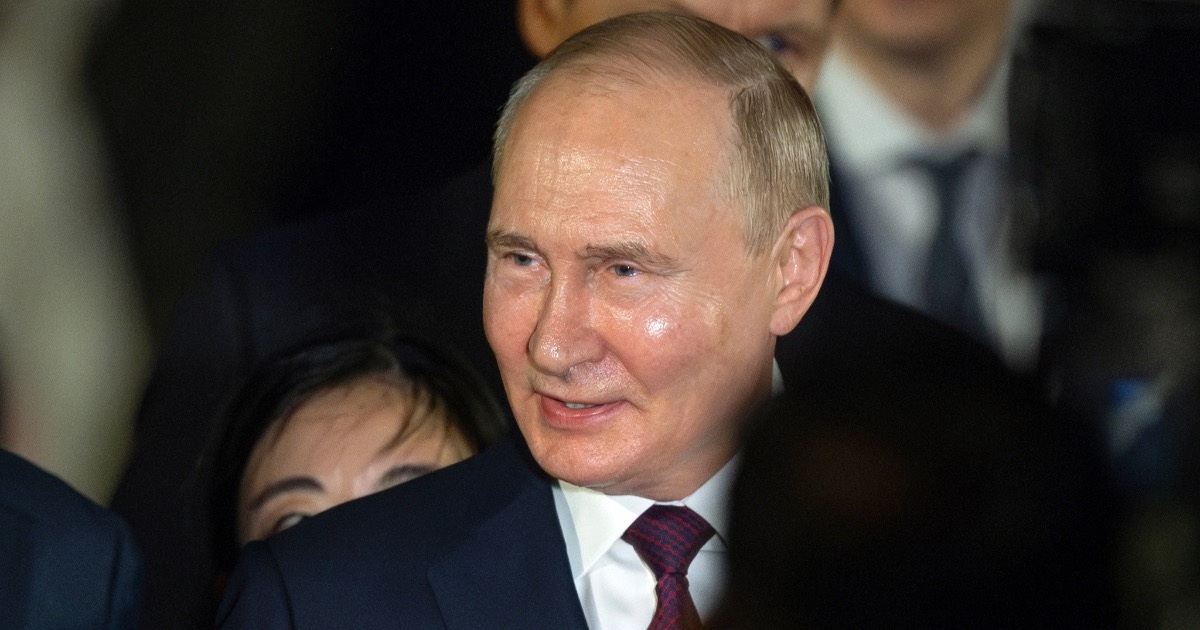 Hình ảnh Tổng thống Nga Putin tại sân bay Nội Bài - 15