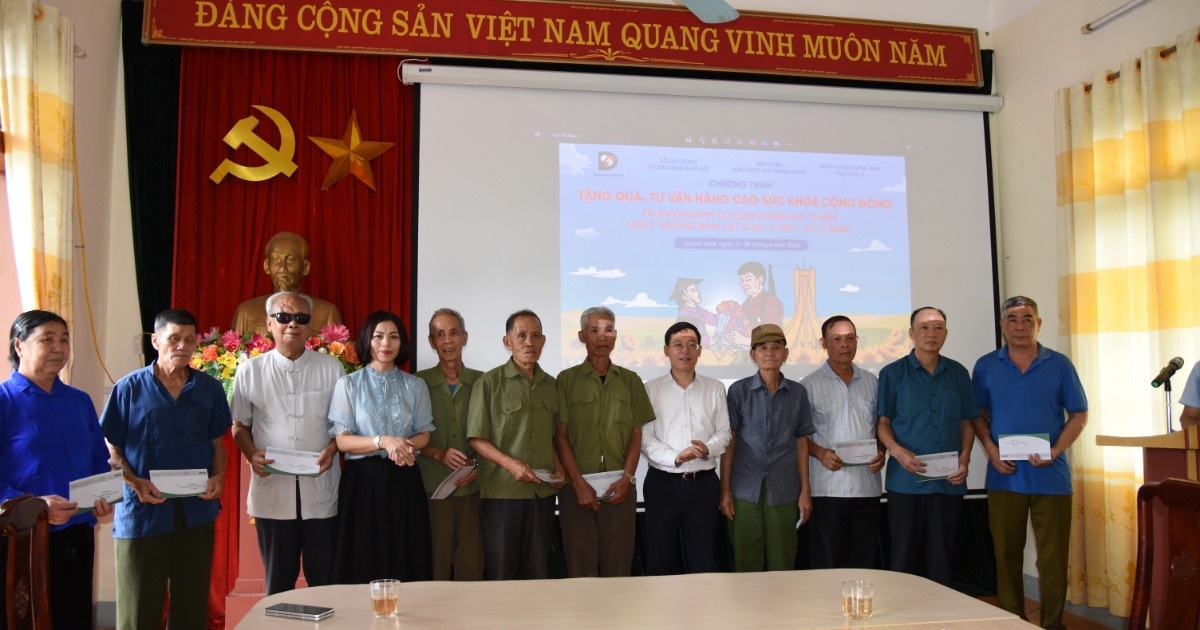 Gallery - Trao tặng 50 triệu đồng tới gia đình có công tiêu biểu tại Sơn La | Báo Dân trí