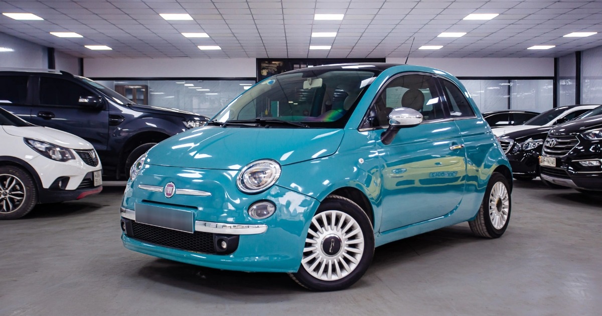 Fiat 500 được trang bị động cơ xăng 2 xi-lanh tăng áp, dung tích 0,9 lít, sản sinh công suất 86 mã lực và mô-men xoắn 145Nm. Sức mạnh truyền đến bánh trước thông qua hộp số hộp số bán tự động Dualogic 5 cấp. Được biết, hộp số nguyên bản của chiếc này hỏng và đã thay mới (Ảnh: Thái Dương).