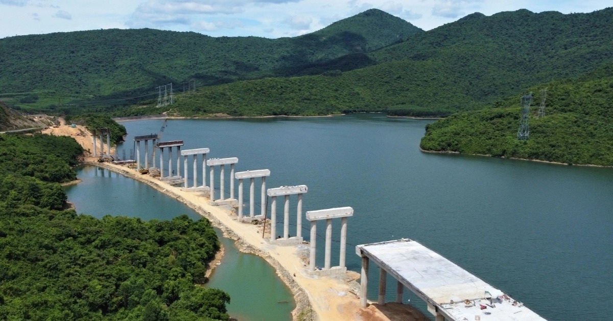 View - Những cây cầu kỳ vĩ xuyên thung lũng, vượt hồ trên cao tốc Vũng Áng - Bùng | Báo Dân trí