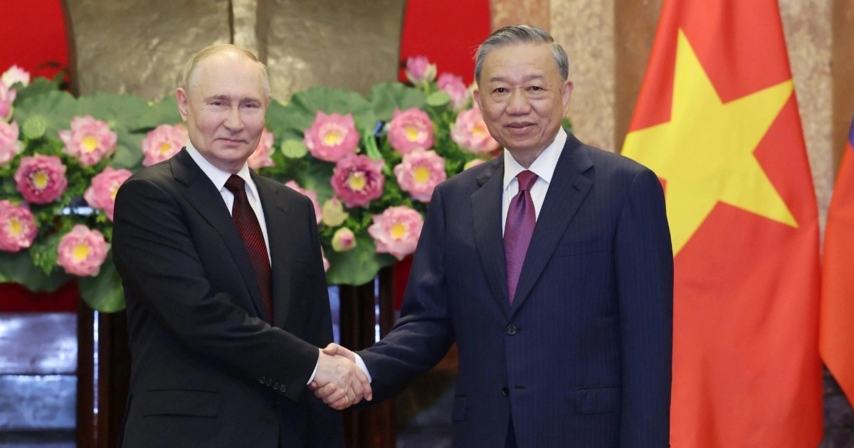 Chủ tịch nước Tô Lâm và Tổng thống Putin chứng kiến ký kết 11 văn kiện (Ảnh: Mạnh Quân).