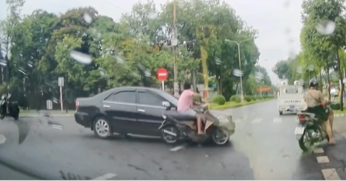 Xe máy lao vào ô tô đang quay đầu sang đường ở ngã tư – Xe nào sai?