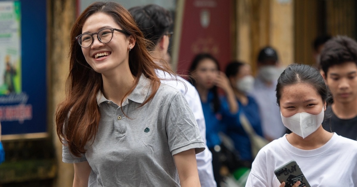 View - Sĩ tử Hà Nội hân hoan trong ngày làm thủ tục thi tốt nghiệp THPT | Báo Dân trí