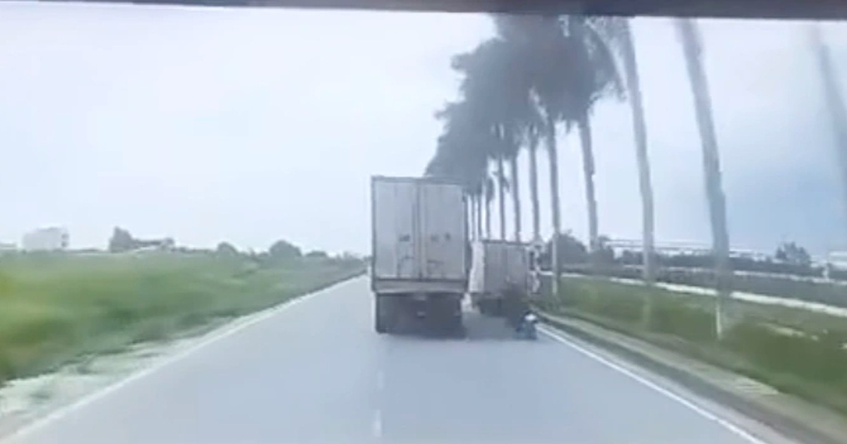 Xe máy lạng lách, rơi vào thế bị “kẹp chả” giữa hai xe tải