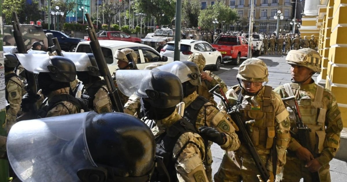 Vài giờ sau đó, một nhân chứng thấy binh sĩ bắt đầu rút khỏi quảng trường và cảnh sát tiếp quản khu vực này. Chính quyền Bolivia đã bắt giữ tướng Zuniga và áp giải ông tới nơi chưa xác định (Ảnh: Reuters).