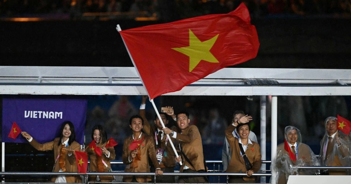 View - Khai mạc Olympic Paris 2024: Màn diễu hành độc đáo trên sông Seine | Báo Dân trí