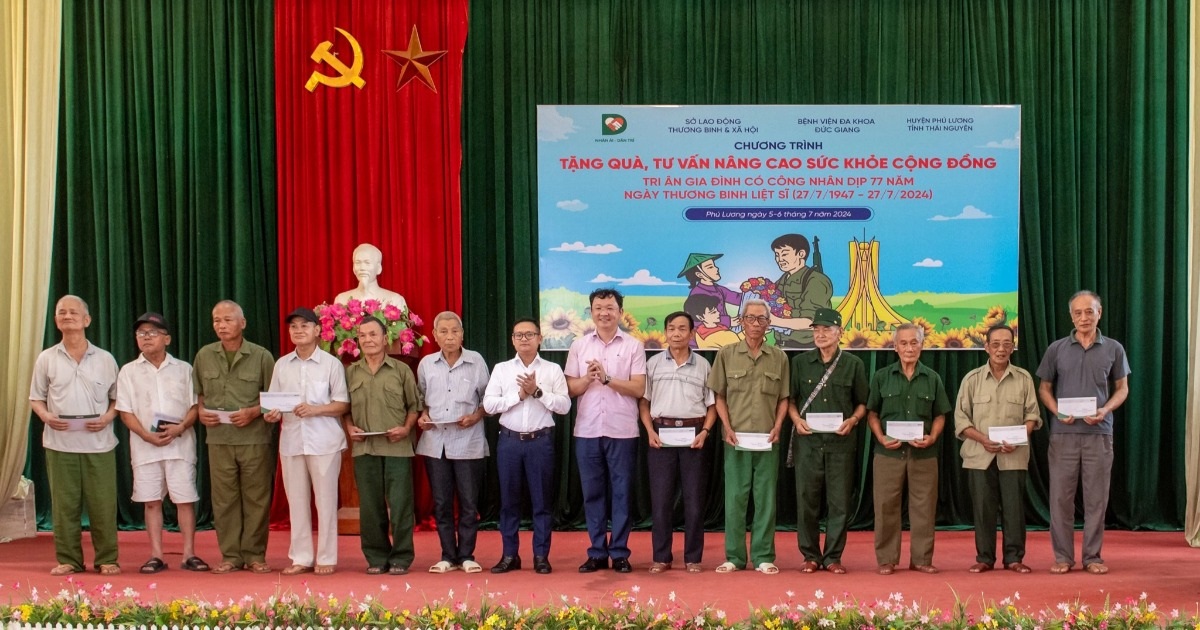 View - Trao tặng quà, tri ân người có công trên địa bàn tỉnh Thái Nguyên | Báo Dân trí