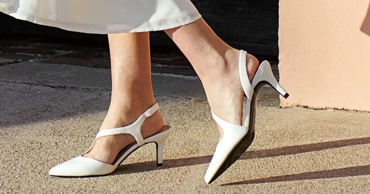Sandals với phần đế thô được thiết kế to bản giúp phân bổ đều trọng lượng của cơ thể nên rất dễ đi. Quai giày kèm phần đệm gót ở phía sau còn hỗ trợ giữ chắc chân, không gây chông chênh. Trong khi đó, màu bạc lấp lánh mang đến vẻ ngoài hiện đại, sành điệu cho đôi giày có thiết kế cổ điển (Ảnh: Vionic).