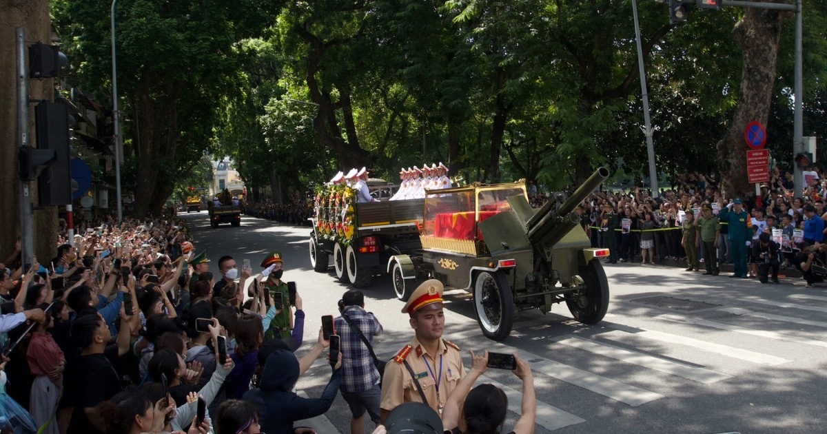 View - Hình ảnh đoàn xe đưa linh cữu Tổng Bí thư Nguyễn Phú Trọng di chuyển trên đường phố Hà Nội | Báo Dân trí