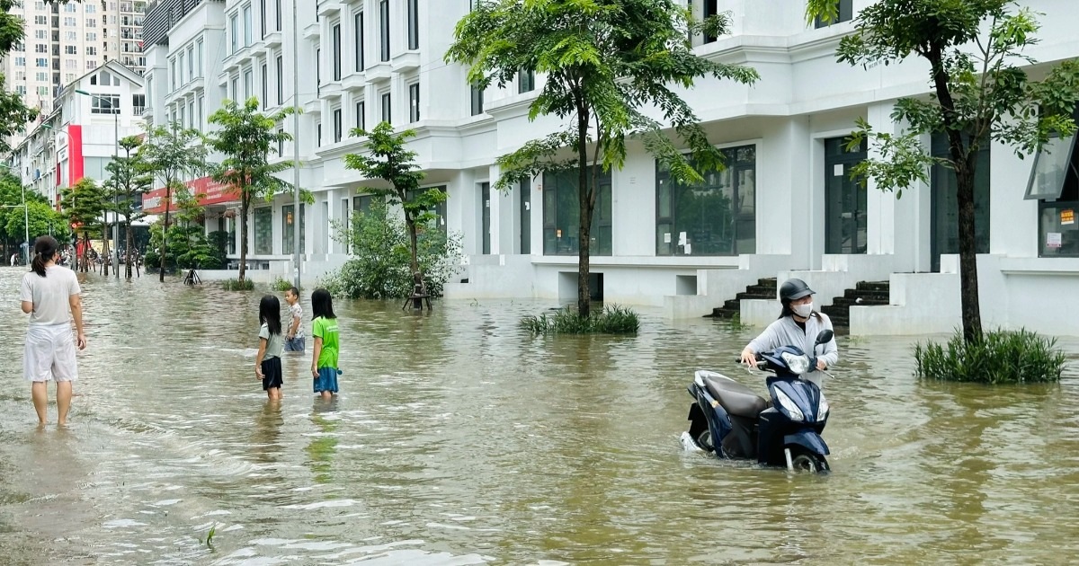 Lối đi vào trong khu đô thị đều thành sông, rác nổi lềnh phềnh chiều 24/7 (Ảnh: Dương Tâm).