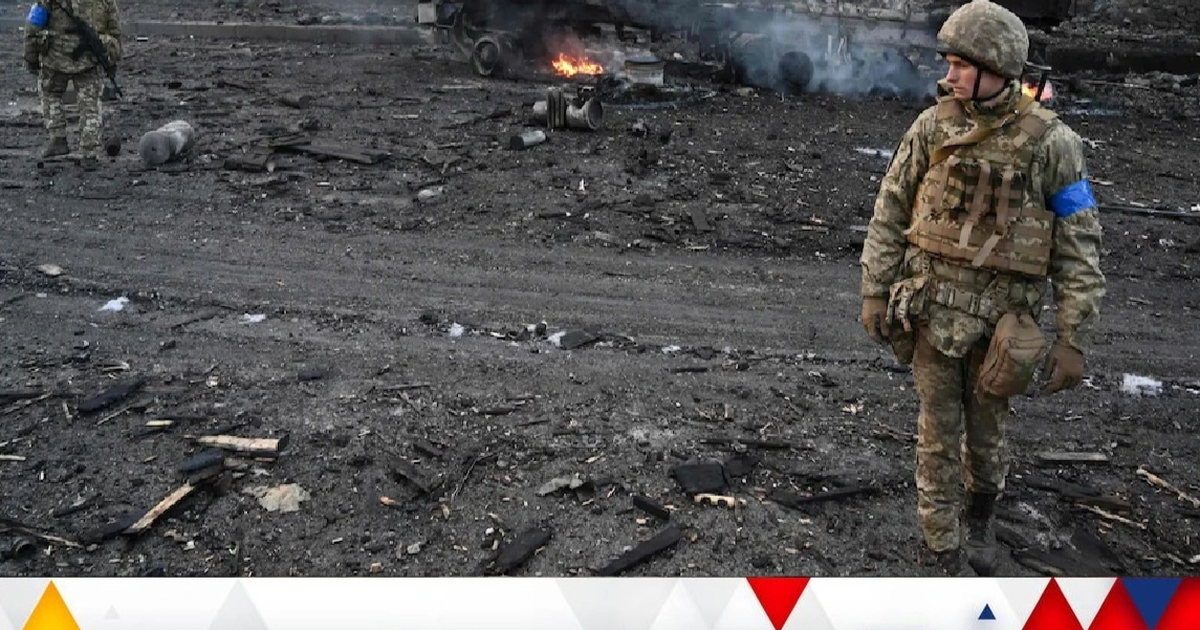 Binh sĩ Ukraine kiểm tra hiện trường sau một trận chiến gần Kiev (Ảnh minh họa: AFP).