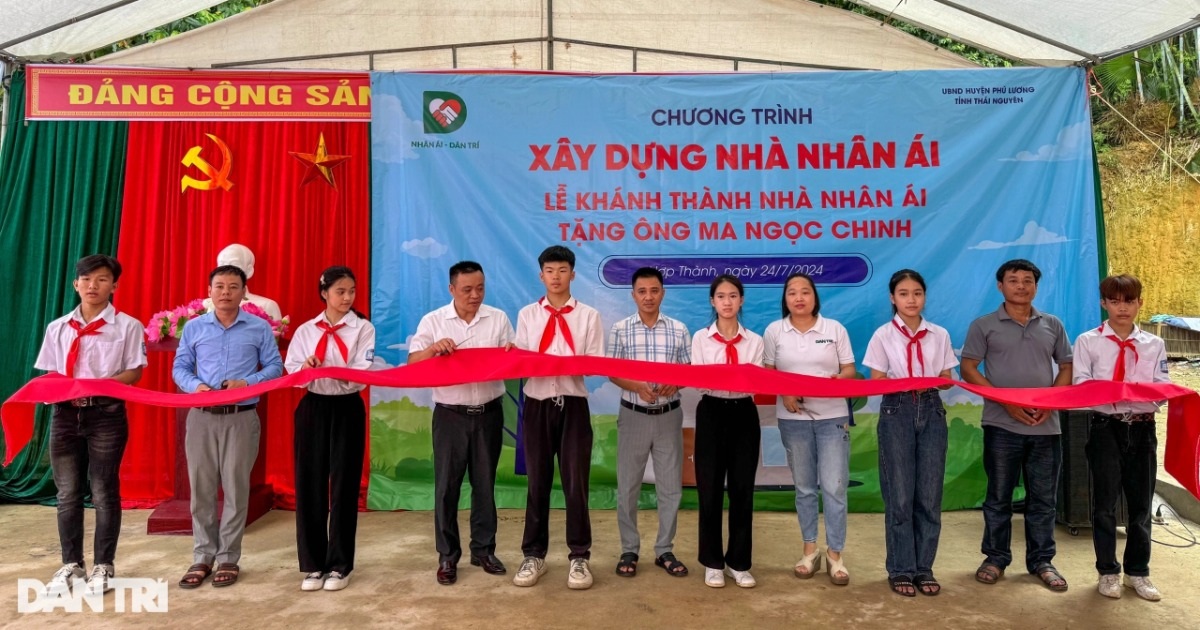 Ông Ma Đình Nguyên, Phó bí thư thường trực Đảng ủy xã Hợp Thành (Phú Lương, Thái Nguyên) gửi lời cảm ơn báo Dân trí cùng các bạn đọc, các nhà hảo tâm đã hỗ trợ địa phương xóa được căn nhà tạm dột nát trước mùa mưa bão (Ảnh: Thế Hưng).