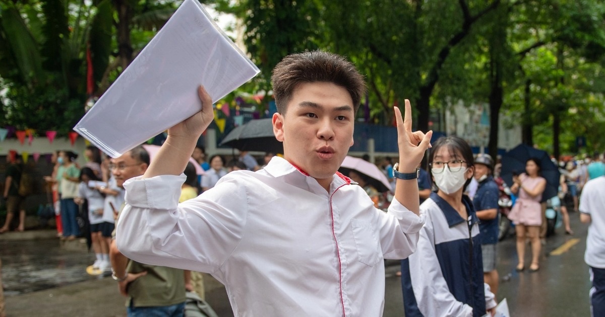 View - Sĩ tử Hà Nội hô to "trúng tủ" sau khi kết thúc bài thi môn ngữ văn | Báo Dân trí