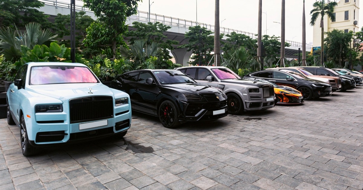 Siêu SUV Lamborghini Urus được đại gia Đỗ Bình Dương mua từ năm 2020, nhập khẩu bởi đơn vị kinh doanh xe tư nhân. Ở thời điểm mua mới, chiếc xe có giá lăn bánh lên tới hơn 25 tỷ đồng. Ước tính, chỉ có hai chiếc Urus thế hệ này tại Việt Nam mang màu sơn đen ở ngoại thất (Ảnh: Thái Dương).