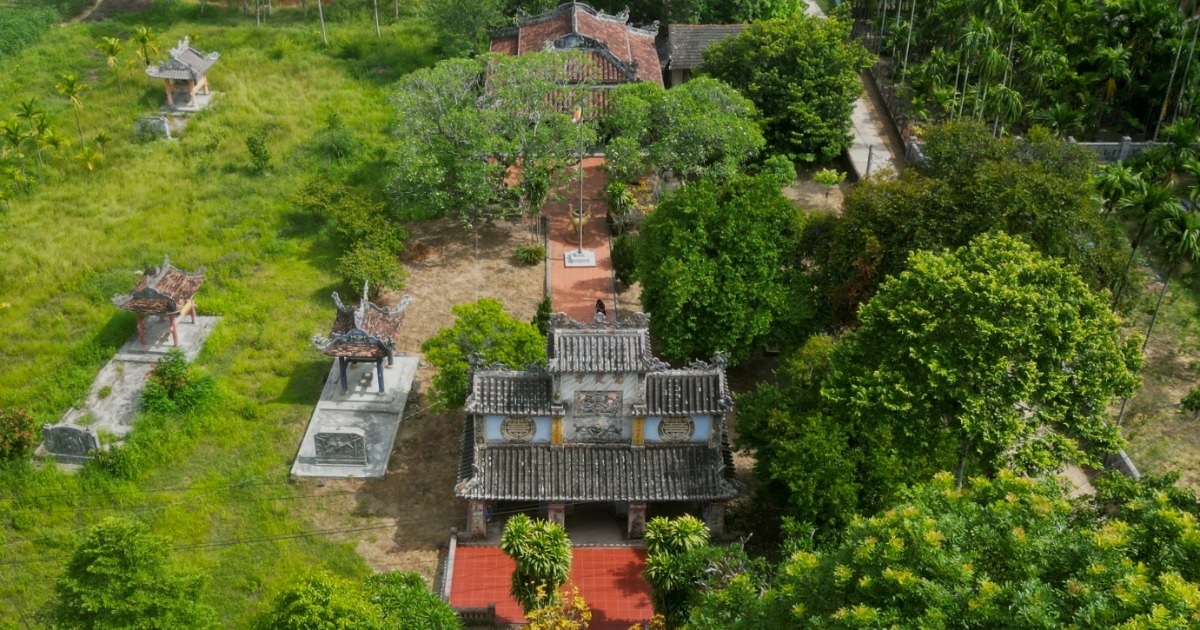 Gallery - Chùa cổ với cây sứ và đại hồng chung trên 200 tuổi bên sông Bồ | Báo Dân trí