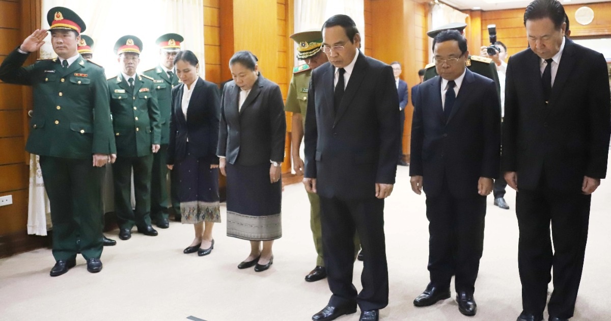 Bộ trưởng Ngoại giao Venezuela, Yvan Gil Pinto ghi sổ tang. "Đồng chí Nguyễn Phú Trọng đã, đang và sẽ mãi mãi là tấm gương sáng về tinh thần đấu tranh, sự sáng suốt và khả năng lãnh đạo tài tình. Chúng tôi tin tưởng rằng, những di huấn của Đồng chí sẽ sống mãi, mang lại những điều tốt đẹp nhất đến nhân dân Việt Nam nói riêng và nhân dân thế giới nói chung", ông viết. (Ảnh: Đại sứ quán Việt Nam tại Venezuela).