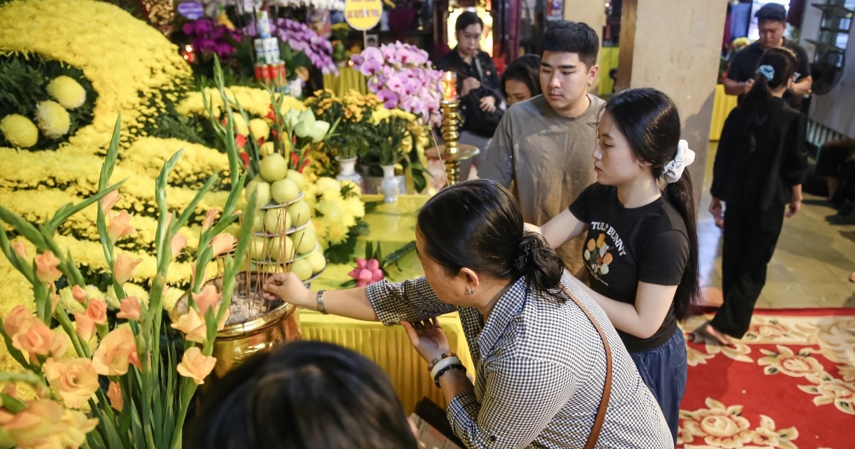 Người dân TPHCM xếp hàng thắp hương tưởng nhớ Tổng Bí thư Nguyễn Phú Trọng - 1