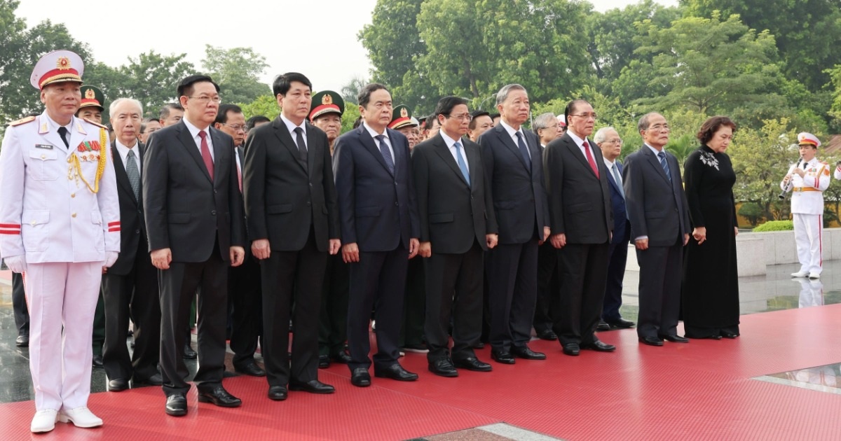 View - Lãnh đạo Đảng, Nhà nước viếng Chủ tịch Hồ Chí Minh và các Anh hùng liệt sĩ | Báo Dân trí