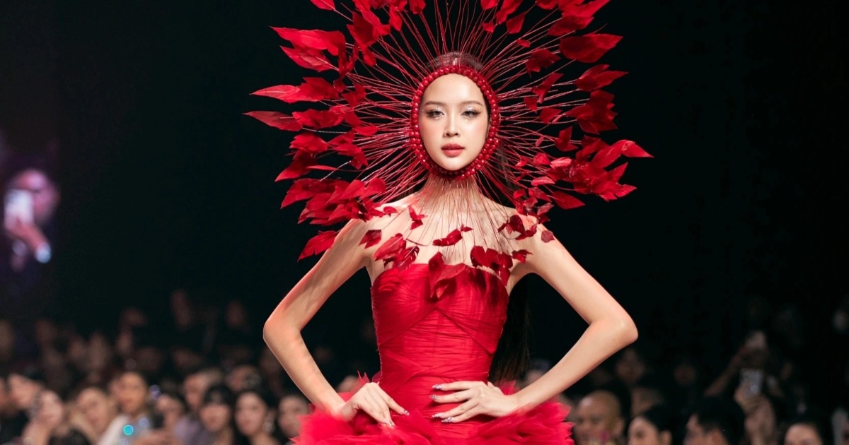 Hoa hậu Bảo Ngọc hóa bông hoa rực rỡ trên sàn catwalk - 16