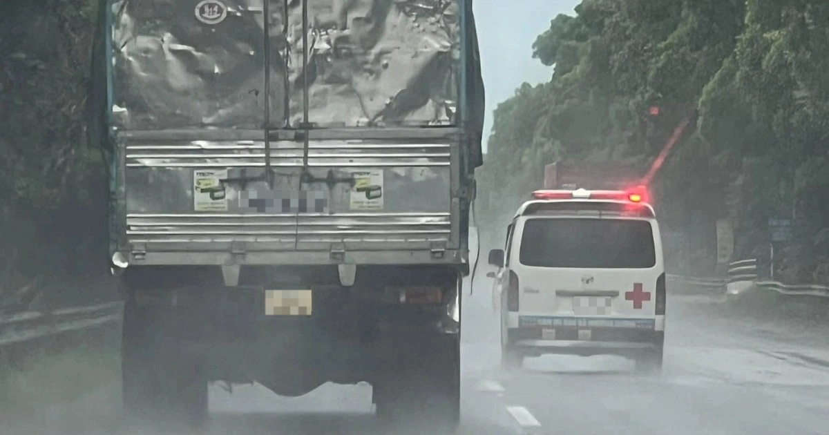 Ô tô tải kiên quyết bám làn trái, xe cứu thương phải tự tìm đường thoát