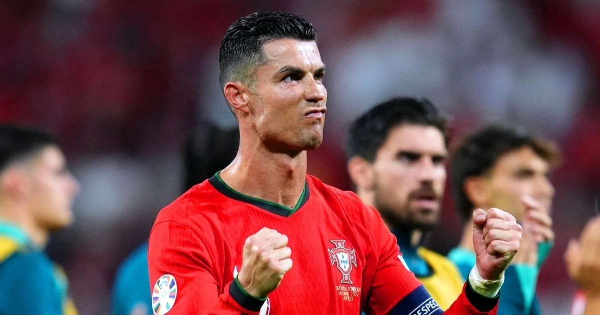 Ngoài ra, Ronaldo vẫn đang có cơ hội phá vỡ một loạt kỷ lục ở Euro như số bàn thắng (14), kiến tạo (7), số trận thi đấu (28), phút thi đấu (2399), số bàn từ phạt đền (3). Tất cả các thông số của Ronaldo dự kiến tiếp tục tăng khi Bồ Đào Nha sẽ gặp Slovenia ở vòng 1/8 (Ảnh: Getty).