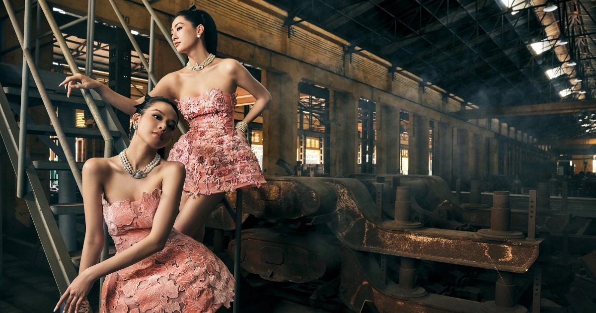 Lương Thùy Linh và Thanh Thủy diện trang phục thuộc bộ sưu tập "Sương mai" của NTK Lê Ngọc Lâm. Nhờ chiều cao và tỷ lệ hình thể ấn tượng, hai người đẹp chinh phục nhiều mẫu đầm dạ hội bay bổng, được thiết kế kỳ công.