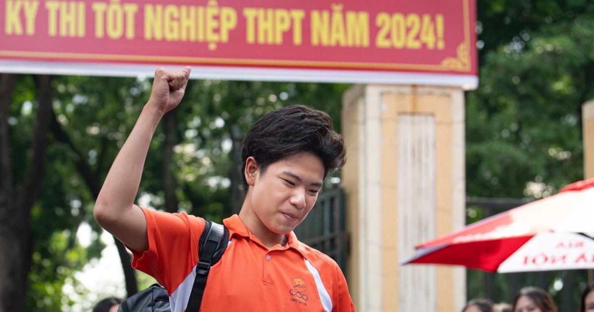 View - Sĩ tử Hà Nội nhảy cẫng ăn mừng, giải tỏa áp lực sau môn thi cuối cùng | Báo Dân trí