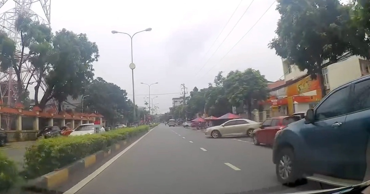 Ô tô phi từ trong vỉa hè ra đường như chơi ú òa, loạt xe khác phanh dúi dụi